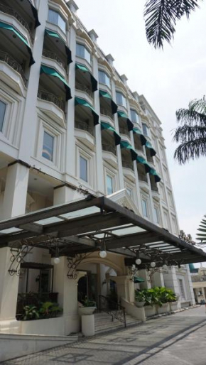 Roosseno Plaza Serviced Apartment